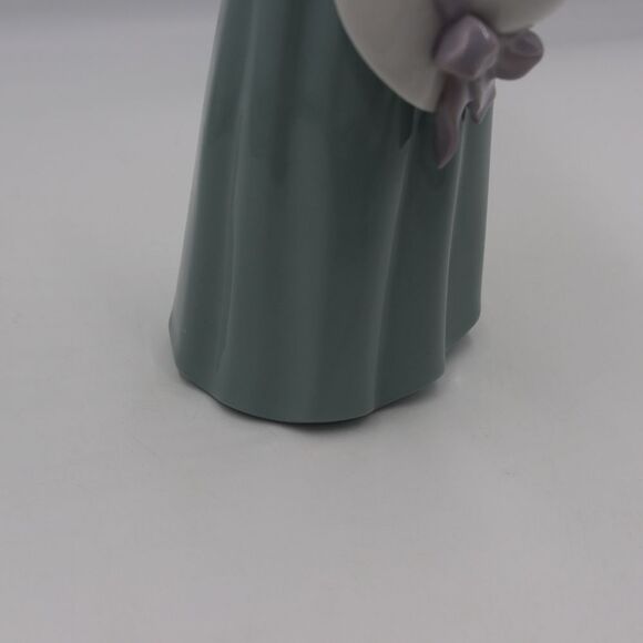 Lladro 5010 Prissy Girl in Blue Dress with Hat Figurine Statuette - Picture 5 of 16